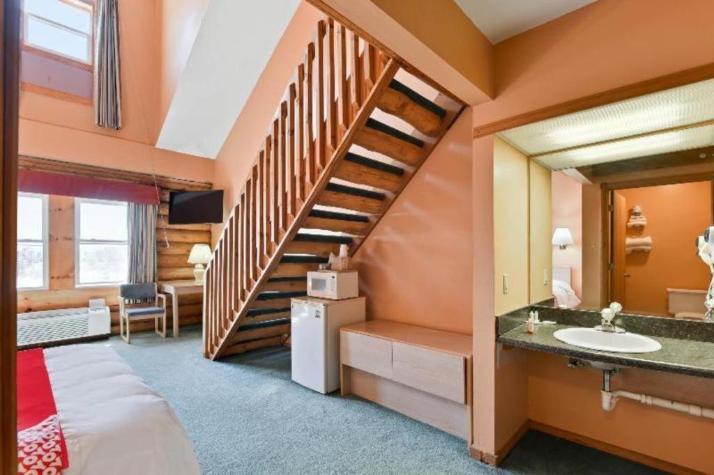 Casa Loma Inn & Suites By Oyo Davenport Ia Near I-80 Ngoại thất bức ảnh